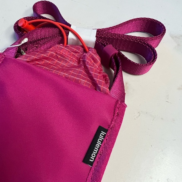 🍋 Lululemon 🍋 Drawcord Top-Cinch Crossbody NWT! Ripened Raspberry / Autumn Red - Picture 5 of 7